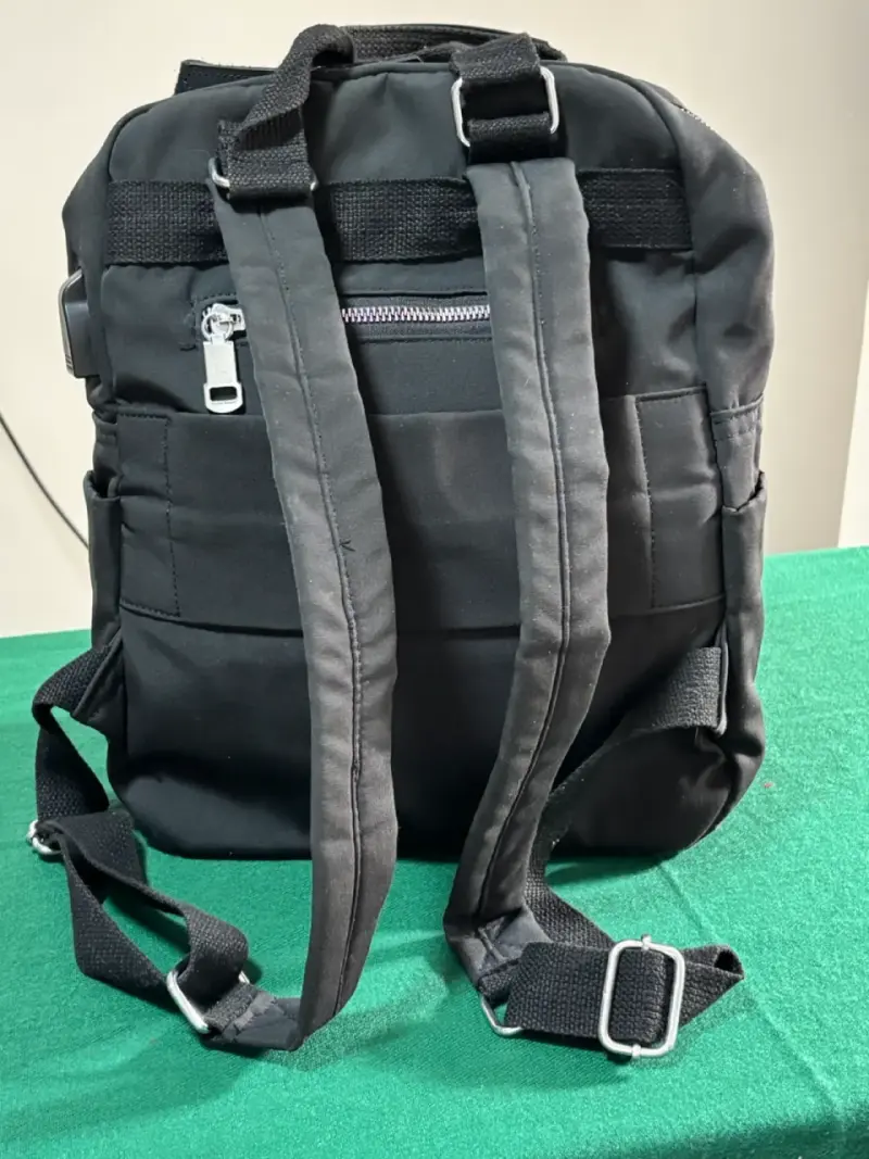 Mochila negra multibolsillos práctica y versátil - 2