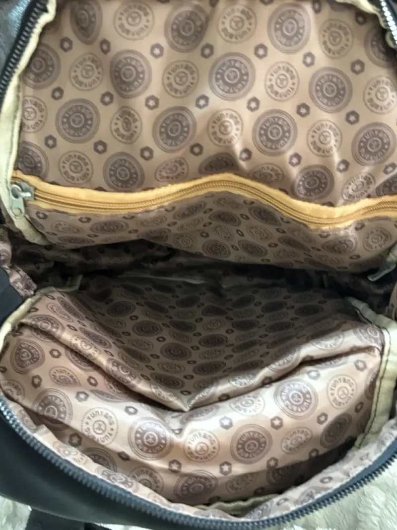 Mochila negra multibolsillos práctica y versátil - 3