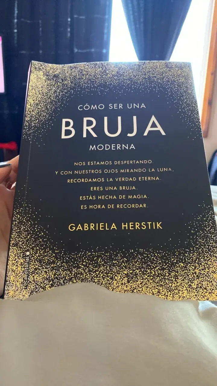 Libro 'Cómo Ser Una Bruja Moderna' de Gabriela Herstik - 1