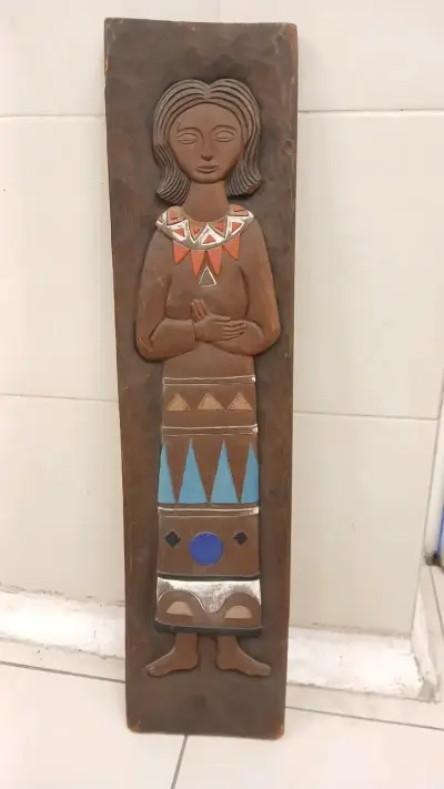 Escultura de Madera Tallada con Figura Humana - miniatura 1