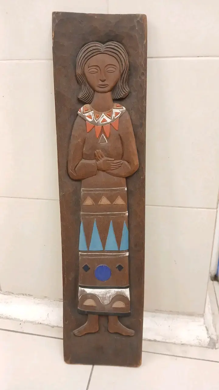 Escultura de Madera Tallada con Figura Humana - 2