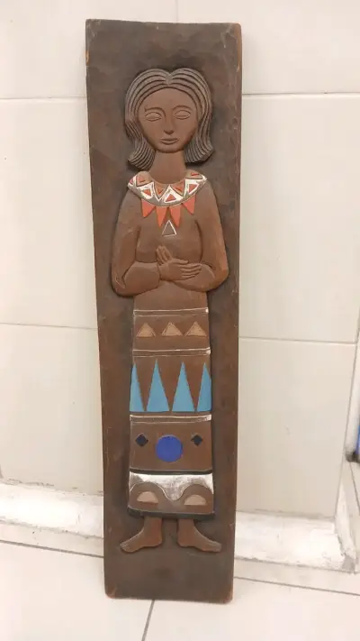 Escultura de Madera Tallada con Figura Humana - miniatura 2