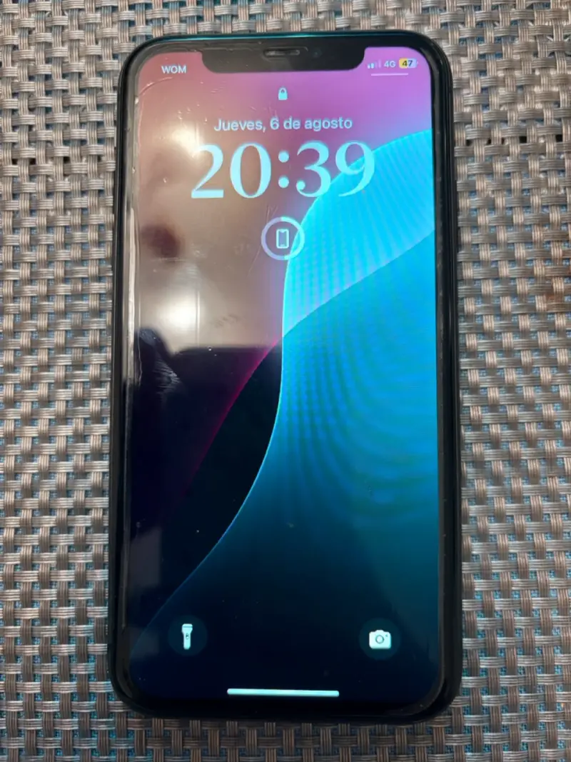 iPhone 11 en buen estado con cámara dual - 1