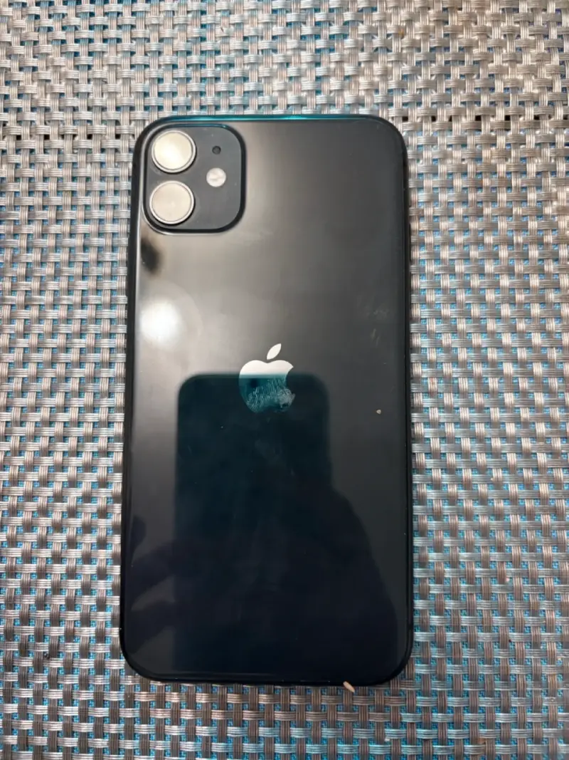 iPhone 11 en buen estado con cámara dual - 2