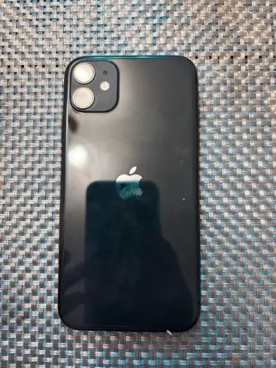 iPhone 11 en buen estado con cámara dual - miniatura 2