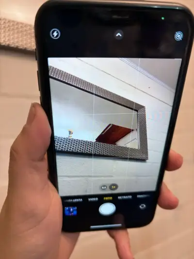 iPhone 11 en buen estado con cámara dual - miniatura 3