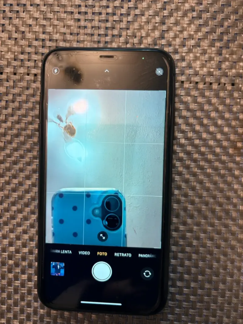 iPhone 11 en buen estado con cámara dual - 4