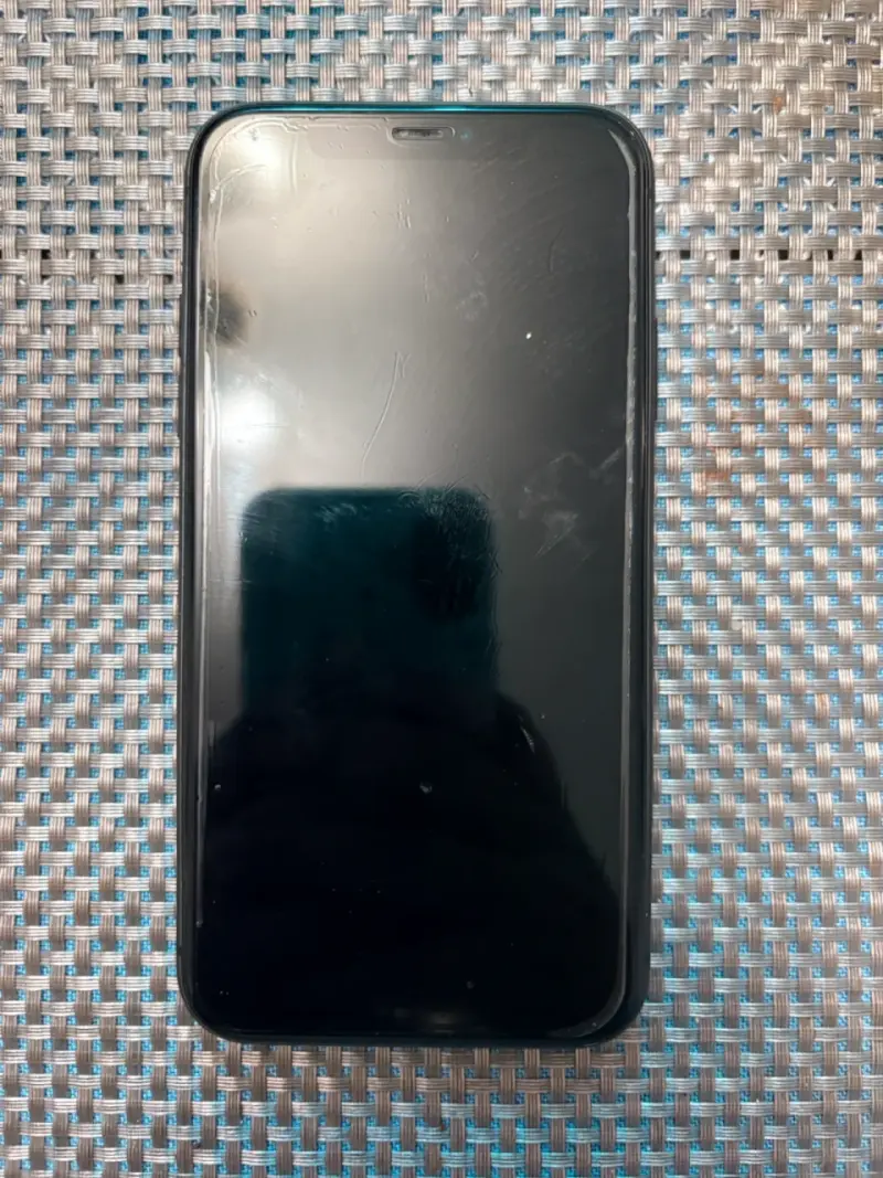 iPhone 11 en buen estado con cámara dual - 6