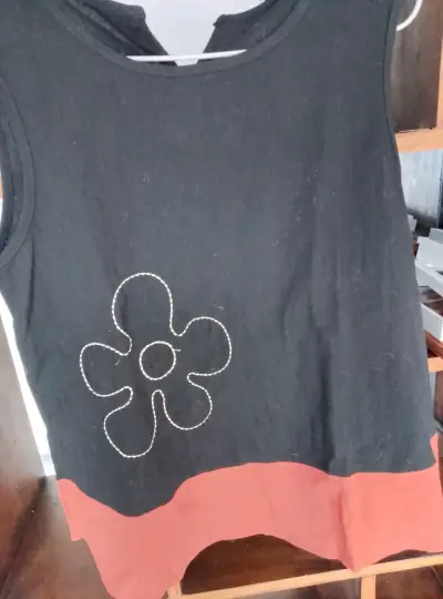 Polera sin mangas negra con diseño floral - miniatura 2