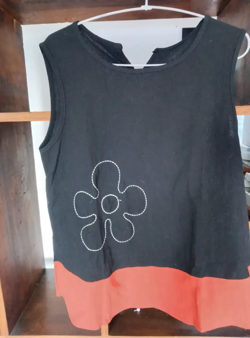 Polera sin mangas negra con diseño floral - 3