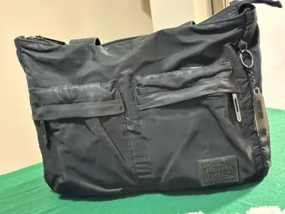 Mochila negra Totto con múltiples bolsillos - miniatura 1
