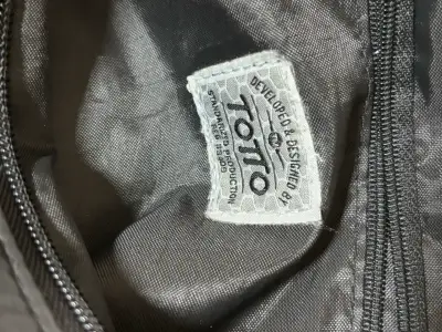 Mochila negra Totto con múltiples bolsillos - miniatura 3