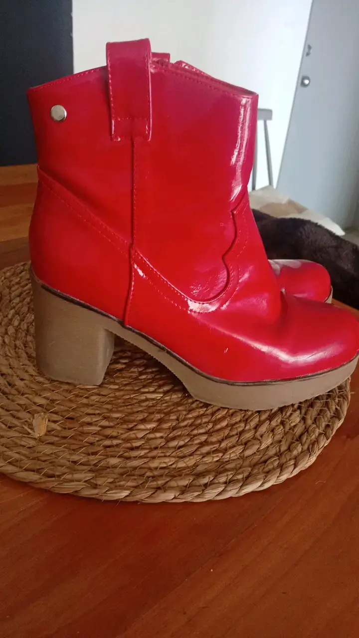 Botines rojos de charol con tacón grueso - 2