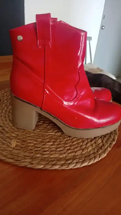 Botines rojos de charol con tacón grueso - miniatura 2