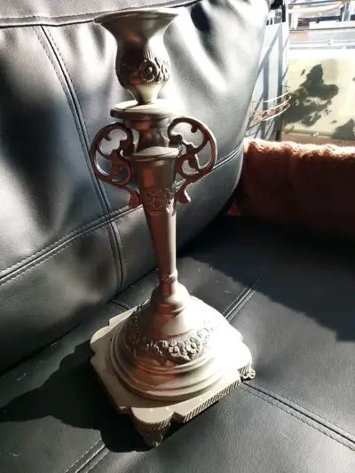 Candelabro de metal decorativo vintage - miniatura 3