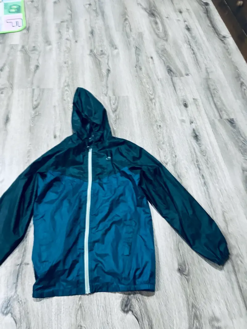 Chaqueta impermeable con capucha azul - 2