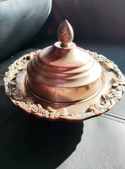 Antiguo recipiente decorativo de bronce - miniatura 1