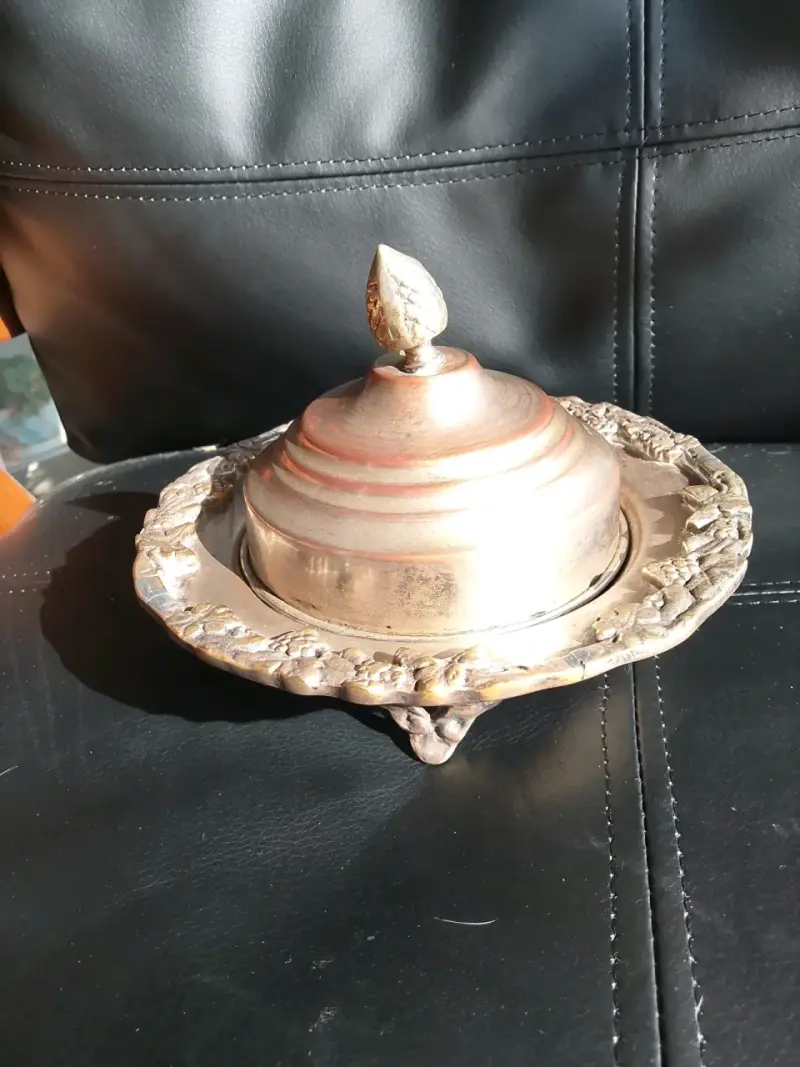 Antiguo recipiente decorativo de bronce - 2