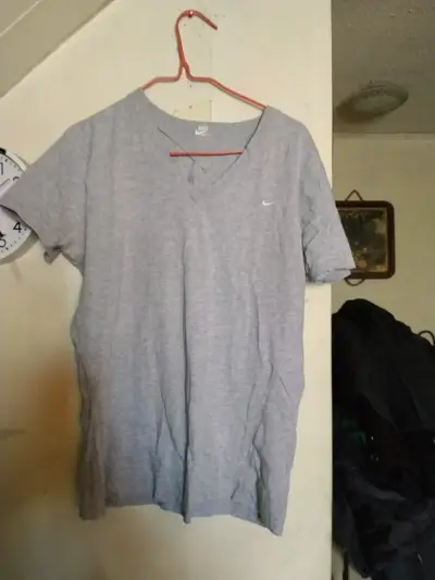 Polera Nike Sportswear gris para hombre - miniatura 2