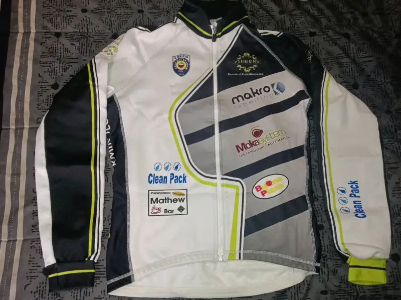 Chaqueta de ciclismo con logos y diseño deportivo