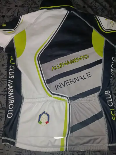 Chaqueta de ciclismo con logos y diseño deportivo - miniatura 2