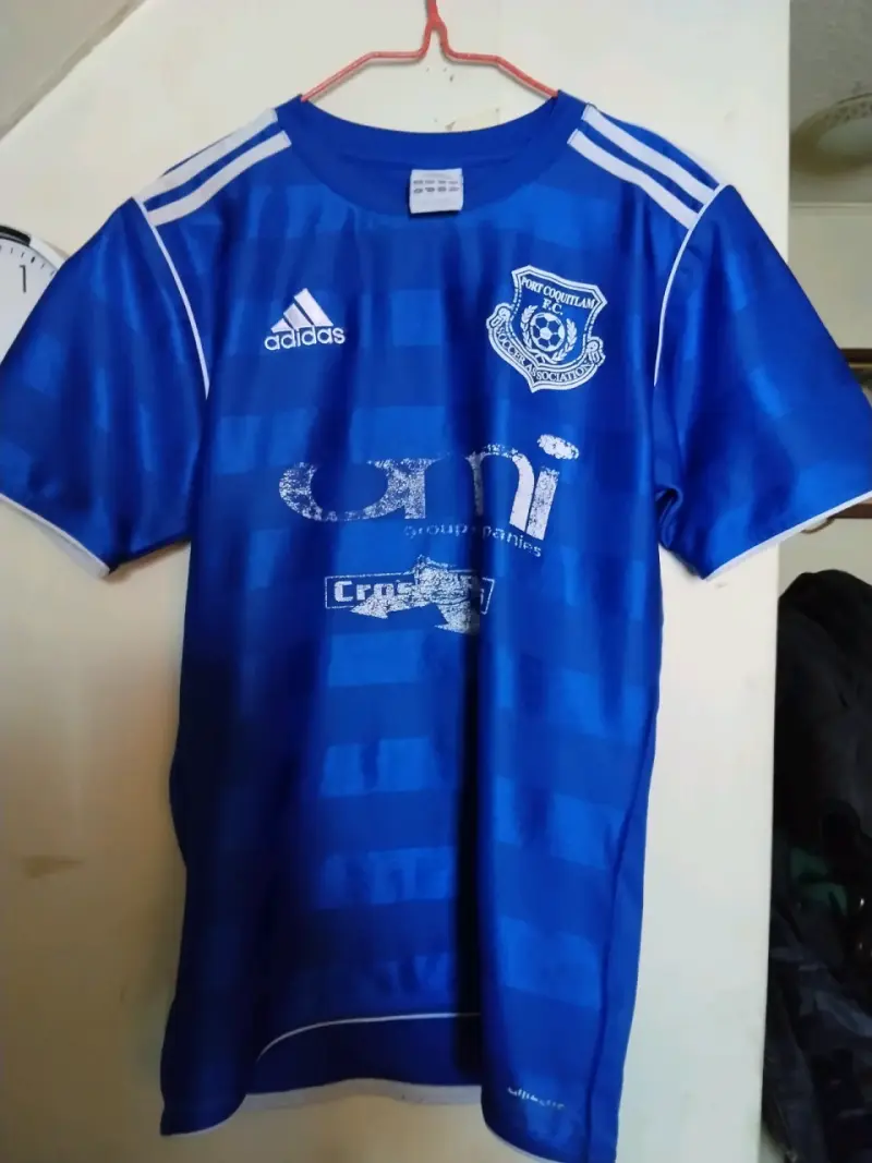 Camiseta deportiva azul Adidas con logo - 2