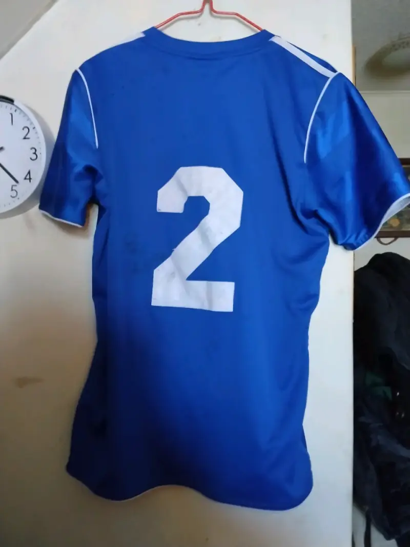 Camiseta deportiva azul Adidas con logo - 3