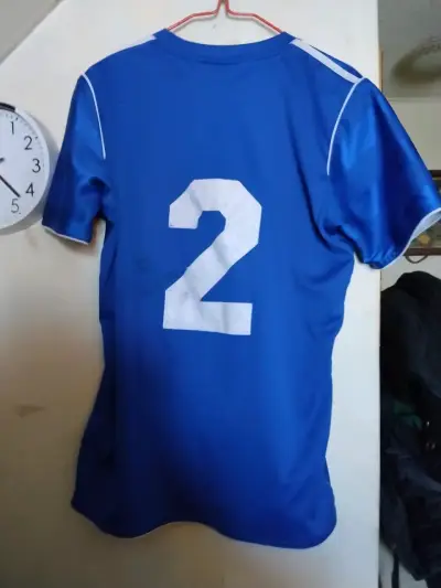 Camiseta deportiva azul Adidas con logo - miniatura 3