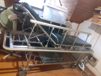 Camilla hospitalaria ajustable con ruedas - miniatura 1