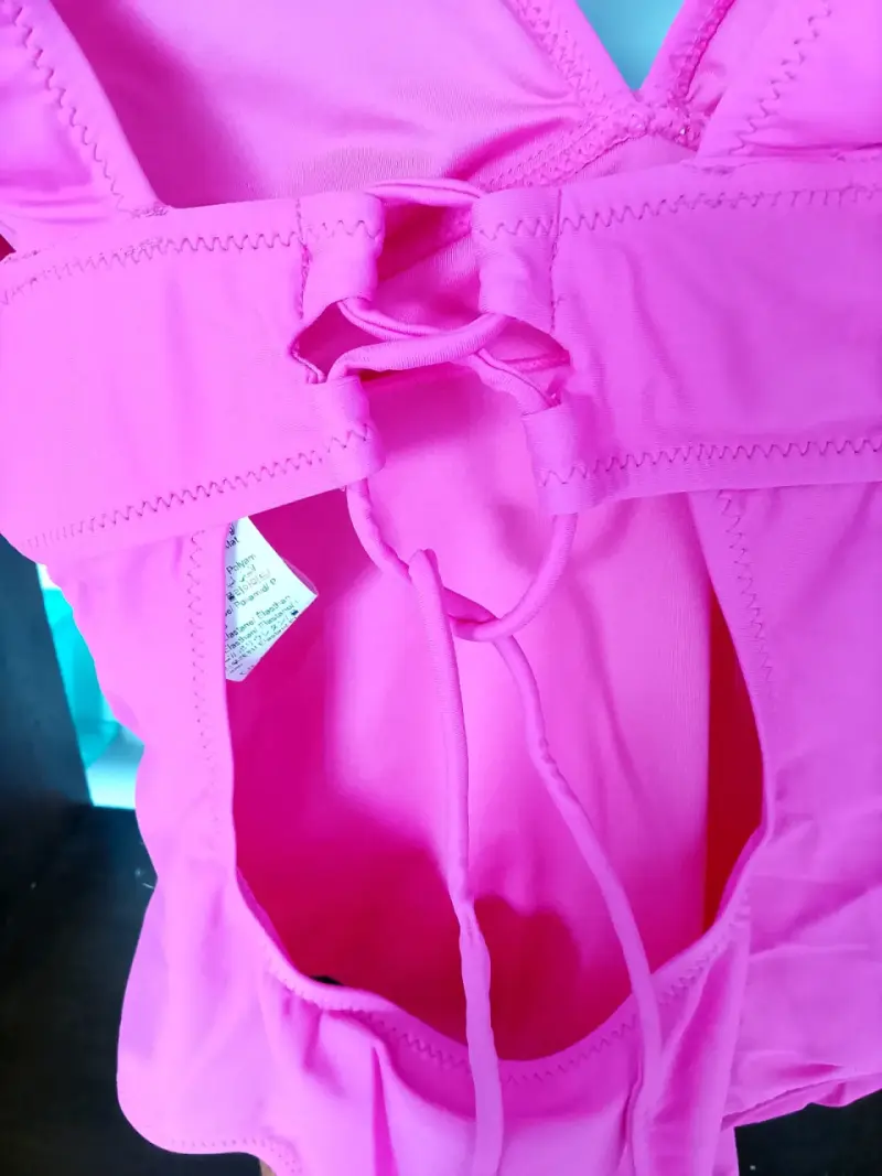 Traje de baño entero fucsia con diseño ajustable - 1