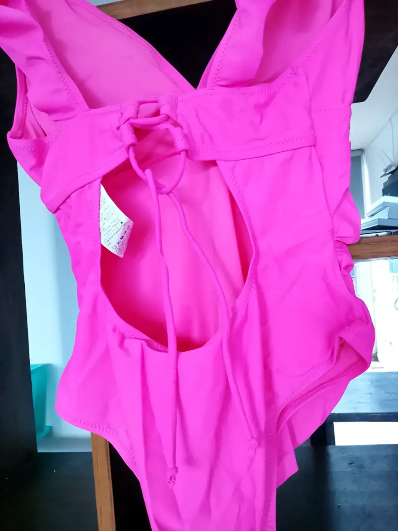 Traje de baño entero fucsia con diseño ajustable - 2