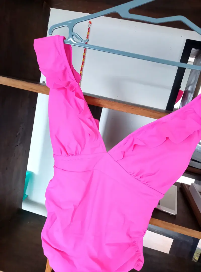 Traje de baño entero fucsia con diseño ajustable - 4