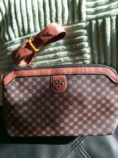 Cartera de mano marrón con diseño geométrico - miniatura 1