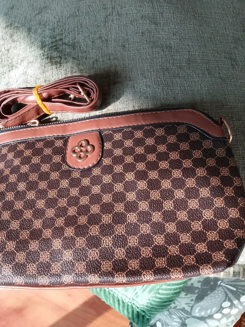 Cartera de mano marrón con diseño geométrico - 2