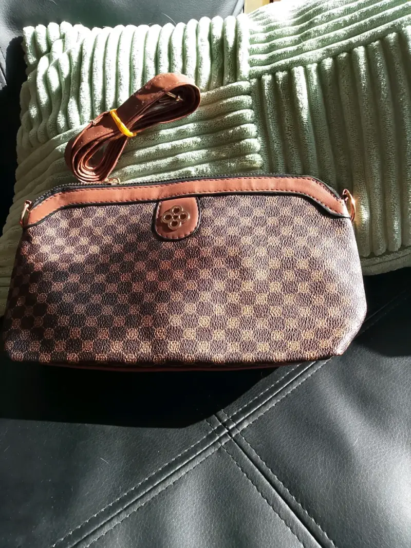 Cartera de mano marrón con diseño geométrico - 3