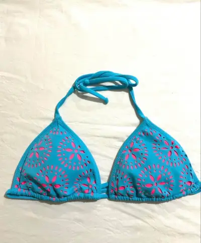 Top de bikini azul con diseño calado - miniatura 1