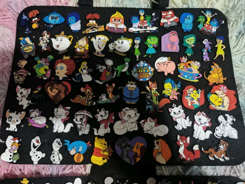 Colección de pines temáticos de personajes animados