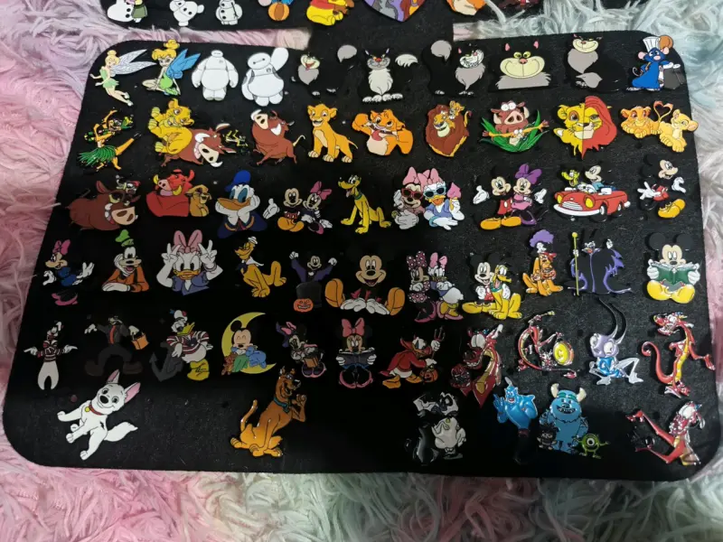 Colección de pines temáticos de personajes animados - 2