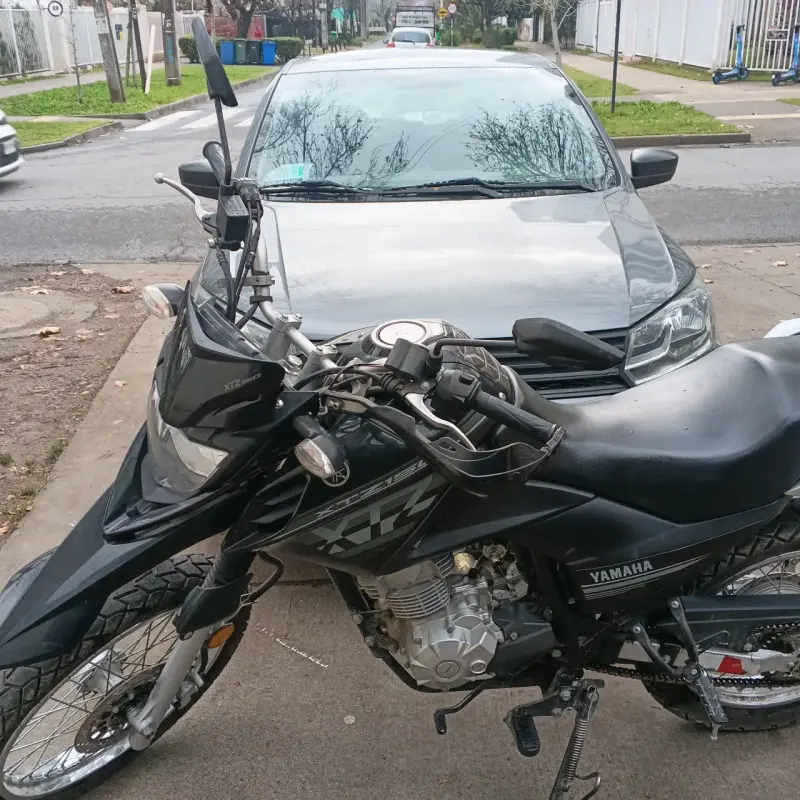 Moto Yamaha XTZ 125 negra en buen estado - 2