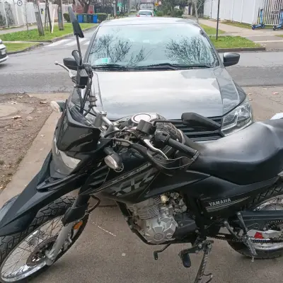 Moto Yamaha XTZ 125 negra en buen estado - miniatura 2