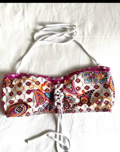 Top de bikini con diseño paisley y amarre frontal - miniatura 1