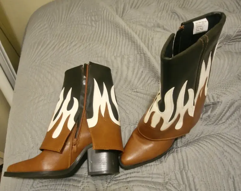 Botines de ecocuero con diseño de llamas