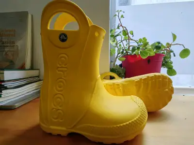 Botas de lluvia amarillas Crocs para niños - miniatura 1