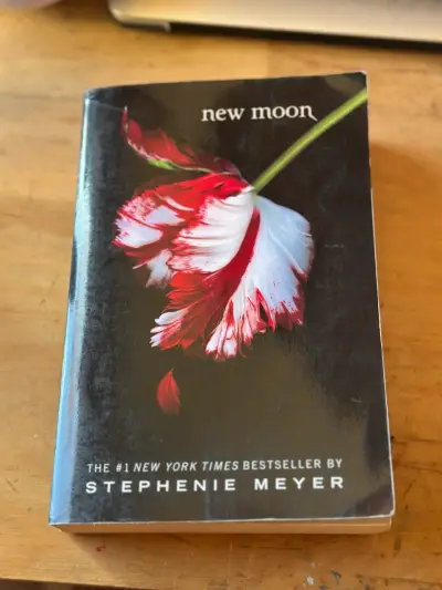 'New Moon' de Stephenie Meyer en inglés - miniatura 1