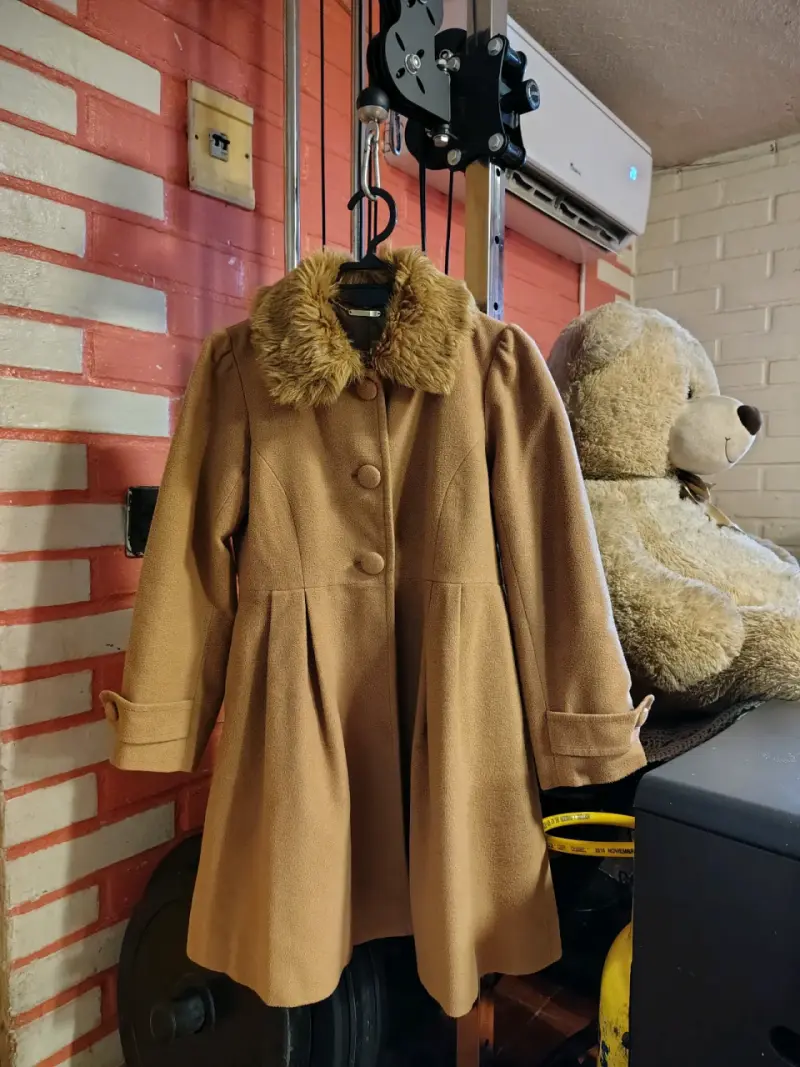 Abrigo de mujer camel con cuello de piel sintética - 1
