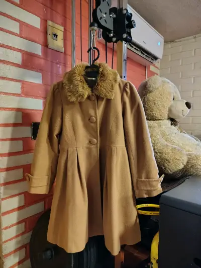 Abrigo de mujer camel con cuello de piel sintética - miniatura 1