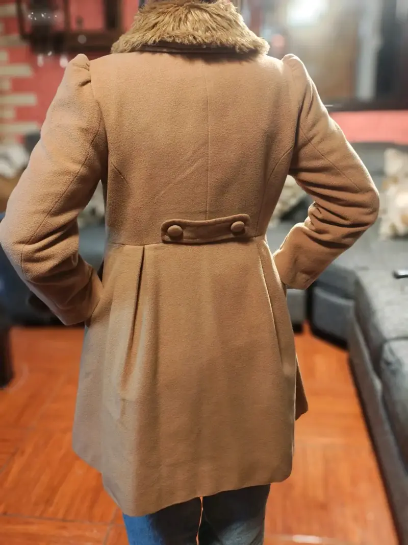 Abrigo de mujer camel con cuello de piel sintética - 3