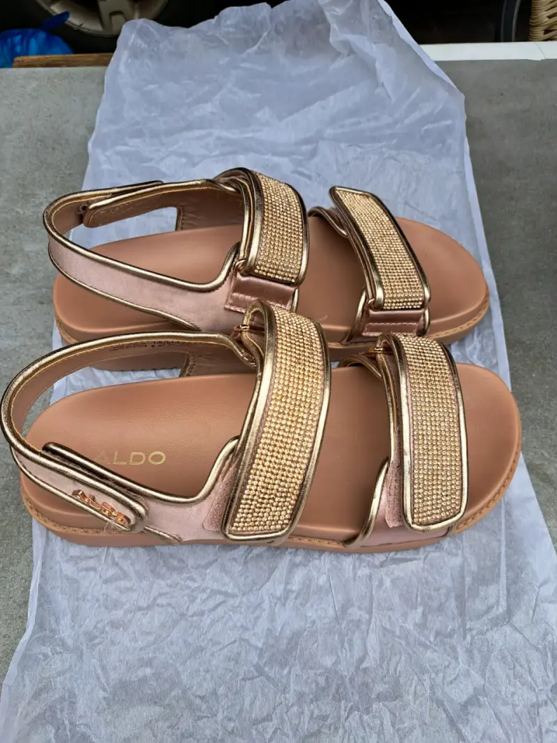 Sandalias doradas con detalles brillantes Aldo - 3