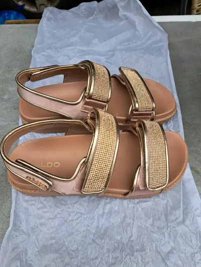 Sandalias doradas con detalles brillantes Aldo - miniatura 3