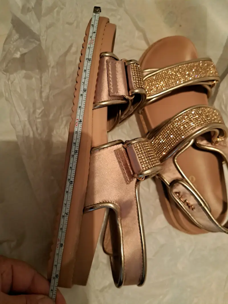 Sandalias doradas con detalles brillantes Aldo - 5